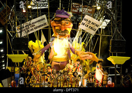 28 févr., 2009 - Buenos Aires, Buenos Aires, Argentine - l'un des cinq étapes pour le groupe Papelitos fait son chemin à travers le Corsodromo à Buenos Aires, Argentine le 28 février 2009 pendant le carnaval. Le thème de papelitos est un regard satirique sur la vie quotidienne et l'inégalité des différents groupes sociaux et politiques. (Crédit Image : © Caitlin M Kelly/ZUMA Press) Banque D'Images