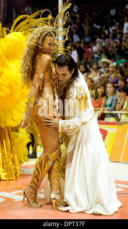 28 févr., 2009 - Buenos Aires, Buenos Aires, Argentine - La reine Kamarr Laura Andrea Ruffa effectue avec son escorte pendant le carnaval à Buenos Aires, Argentine. (Crédit Image : © Caitlin M Kelly/ZUMA Press) Banque D'Images