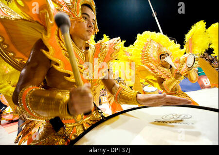 28 févr., 2009 - Buenos Aires, Buenos Aires, Argentine - l'Kamarr drummers font leur chemin à travers le Corsodromo pendant le carnaval à Buenos Aires, Argentine. (Crédit Image : © Caitlin M Kelly/ZUMA Press) Banque D'Images