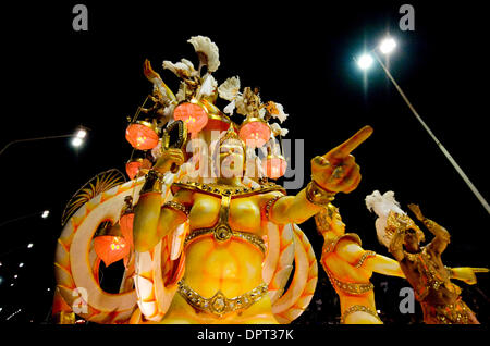 28 févr., 2009 - Buenos Aires, Buenos Aires, Argentine - danseurs sur l'un des cinq stades Kamarr comme il se déplace dans le Corsodromo pendant le carnaval à Buenos Aires, Argentine. (Crédit Image : © Caitlin M Kelly/ZUMA Press) Banque D'Images