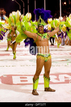 28 févr., 2009 - Buenos Aires, Buenos Aires, Argentine - une danseuse pour mari Mari agite sa main pour exciter la foule dans le Corsodromo pendant le carnaval à Buenos Aires, Argentine. (Crédit Image : © Caitlin M Kelly/ZUMA Press) Banque D'Images