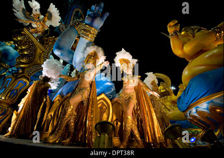 28 févr., 2009 - Buenos Aires, Buenos Aires, Argentine - une scène Kamarr danseurs ride comme il se déplace dans le Corsodromo pendant le carnaval à Buenos Aires, Argentine. (Crédit Image : © Caitlin M Kelly/ZUMA Press) Banque D'Images