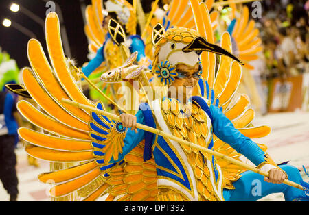 28 févr., 2009 - Buenos Aires, Buenos Aires, Argentine - une danseuse pour mari Mari s'arrête et pose pour le public pendant le carnaval dans le Corsodromo à Buenos Aires, Argentine. (Crédit Image : © Caitlin M Kelly/ZUMA Press) Banque D'Images