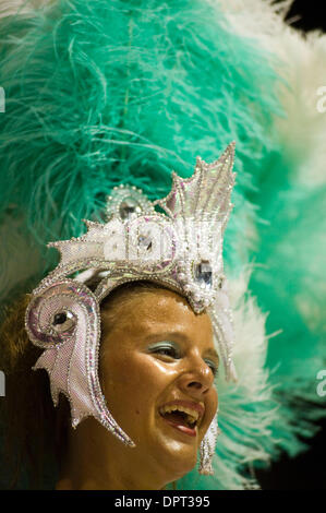 28 févr., 2009 - Buenos Aires, Buenos Aires, Argentine - Le massif des panaches de plumes décorent la coiffure de ce mari Mari danseur pendant le carnaval dans le Corsodromo à Buenos Aires, Argentine. (Crédit Image : © Caitlin M Kelly/ZUMA Press) Banque D'Images