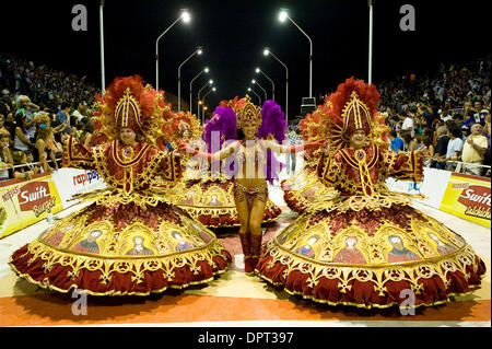 28 févr., 2009 - Buenos Aires, Buenos Aires, Argentine - avec le groupe de danseurs mari Mari se déplacer à travers le Corsodromo pendant le carnaval à Buenos Aires, Argentine. (Crédit Image : © Caitlin M Kelly/ZUMA Press) Banque D'Images