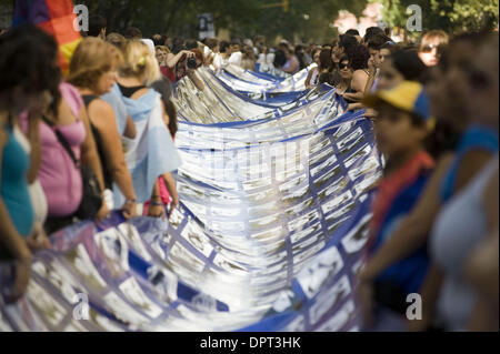 Mar 24, 2009 - Buenos Aires, Buenos Aires, Argentine - Photos de certains des 30 000 disparus durant la dictature militaire en Argentine sont imprimés sur un bandeau bleu qui s'étendait de blocs le long de la Avenida de Mayo à Buenos Aires pendant la journée nationale du souvenir, 'Dia Nacional de la Memoria por la Verdad y la justicia" a lieu chaque année le 24 mars.Cette années p Banque D'Images