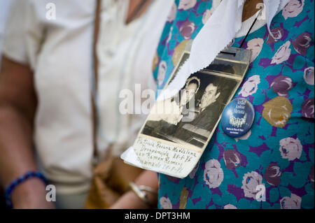 Mar 24, 2009 - Buenos Aires, Buenos Aires, Argentine - se sont réunis pour le 33e anniversaire du début de la dictature militaire en Argentine, Madres et Abuelos de la Plaza de Mayo, connus pour leur manifestation hebdomadaire à porter des images de Lost parents, sœurs, maris, et les enfants, qui a disparu. Le 24 mars est le Dia Nacional de la Memoria por la Verdad y la justicia, une journée nationale de r Banque D'Images