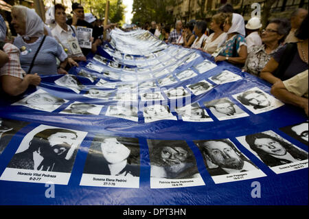 Mar 24, 2009 - Buenos Aires, Buenos Aires, Argentine - une bannière qui s'étend pour les blocs le long de la Avenida de Mayo contient des images des 30 000 disparus durant la dictature militaire en Argentine. La journée annuelle du souvenir, Dia Nacional de la Memoria por la Verdad y la justicia est marquée par un défilé de la Place de mai le 24 mars. L'événement de cette année, le 24 mars 20 Banque D'Images