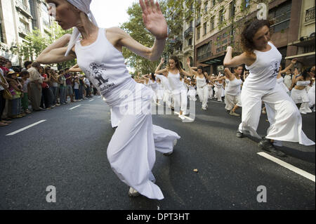 Mar 24, 2009 - Buenos Aires, Buenos Aires, Argentine - danseurs effectuer en marchant dans l'Avenida de Mayo, à Buenos Aires, Argentine, 24 mars 2009. Le 24 mars est la journée nationale de souvenir, d'un national de la Memoria por la Verdad y la justicia, marquant le début de la dictature militaire qui a vu la disparition de 30 000 citoyens. (Crédit Image : © Caitlin M Ke Banque D'Images