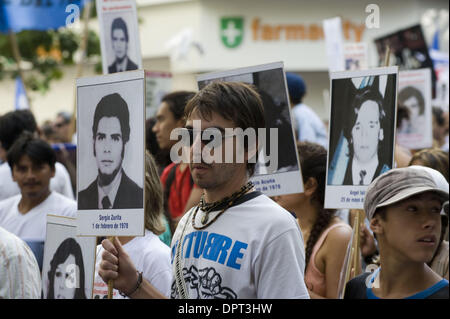 Mar 24, 2009 - Buenos Aires, Buenos Aires, Argentine - Famille de certains des 30 000 portés disparus pendant la dictature militaire en Argentine mars dans l'Avenida de Mayo à Buenos Aires la réalisation des photographies pendant la journée nationale annuelle du souvenir, d'un national de la Memoria por la Verdad y la justicia, tenue le 24 mars 2009. L'événement a lieu tous les 24 mars marquant le début Banque D'Images