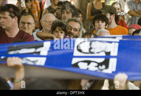 Mar 24, 2009 - Buenos Aires, Buenos Aires, Argentine - Les résidents de Buenos Aires le pack Plaza de Mayo à Buenos Aires en bannière avec des photos de certains des 30 000 disparus durant la dictature militaire en Argentine, passe au cours de l'événement annuel tenu le 24 mars 2009. La journée nationale du souvenir, d'un national de la Memoria por la Verdad y la justicia, marque Banque D'Images