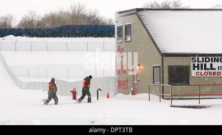 Mar 30, 2009 - Fargo, Dakota du Nord, USA - La Garde nationale sont en patrouille près de la digue digue principales du centre ville de Fargo lundi comme une demi-pied de neige avec plus d'attendre a ajouté un autre accroc dans la lutte contre les inondations de la rivière Rouge historique ici. (Crédit Image : © Bruce Crummy/ZUMA Press) Banque D'Images