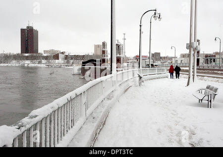 Mar 30, 2009 - Fargo, Dakota du Nord, USA - Red River reste dangereusement élevé lundi dans Fargo comme un demi-pied de neige avec plus d'attendre a ajouté un autre accroc dans la lutte contre les inondations de la rivière Rouge historique ici. C'est sur le pont commémoratif des anciens combattants, sur l'Avenue principale à l'ouest en direction de Fargo. (Crédit Image : © Bruce Crummy/ZUMA Press) Banque D'Images