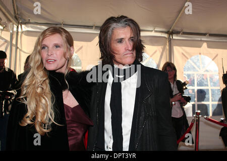 4 avril 2009, Cleveland, OH..Joe Perry d'Aerosmith est allé(e) à la Rock and Roll Hall of Fame de la cérémonie avec son épouse Billie à Cleveland's Hall Public Samedi, Avril 4, 2009...Jeff Moreland/CSMApril 04, 2009 Cleveland, OH....Jeff Moreland/CSM (crédit Image : Â© Jeff Moreland/Cal Sport Media) Banque D'Images