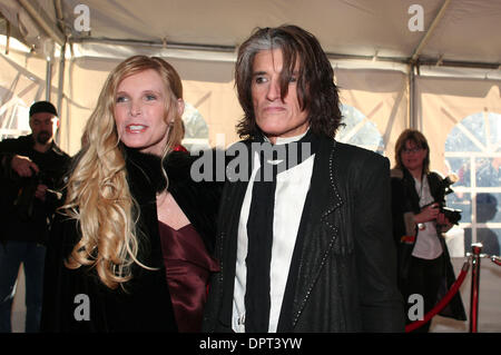 4 avril 2009, Cleveland, OH..Joe Perry d'Aerosmith est allé(e) à la Rock and Roll Hall of Fame de la cérémonie avec son épouse Billie à Cleveland's Hall Public Samedi, Avril 4, 2009...Jeff Moreland/CSMApril 04, 2009 Cleveland, OH....Jeff Moreland/CSM (crédit Image : Â© Jeff Moreland/Cal Sport Media) Banque D'Images
