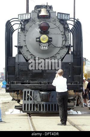 Les amateurs de trains de prendre des photos de la Union Pacific's Locomotive à vapeur n° 844 sur l'affichage à l'Union Pacific's yard à Oakland, Californie, le mardi 21 avril 2009. Les amateurs de trains de partout dans la région de la baie est arrivé à attraper un aperçu des n° 844, la dernière locomotive à vapeur construite pour l'Union Pacific Railroad en 1944, lorsqu'il circule de la Wyoming avec des arrêts en Californie, Nevada et l'Utah à partir de Banque D'Images