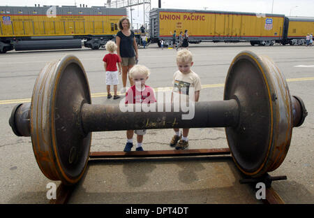 Noah Baird, 3, (à droite) et Soren Squire, 2, de Walnut Creek se rendre compte que les roues du train sont aussi grandes qu'eux comme ils visitent la Union Pacific's steam locomotive n° 844 sur l'affichage à l'Union Pacific's yard à Oakland, Californie, le mardi 21 avril 2009 avec Seth Squire, 5 et Sidney Squire (en arrière). Les amateurs de trains de partout dans la région de la baie est arrivé à attraper un aperçu de No 8 Banque D'Images