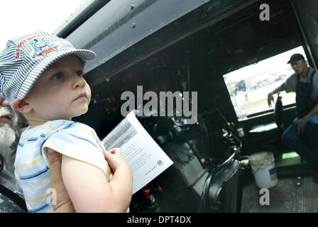 Logan Dugdale de Fremont, 4, obtient un aperçu de l'Union Pacifiic Locomotive à vapeur n° 844 sur l'affichage à l'Union Pacific's yard à Oakland, Californie, le mardi 21 avril 2009 comme Ron Tabke, Ingénieur House Foreman, réponses aux questions des visiteurs. Les amateurs de trains de partout dans la région de la baie est arrivé à attraper un aperçu des n° 844, la dernière locomotive à vapeur construite pour Union Pacific Railroad Banque D'Images