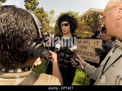 Apr 22, 2009 - Los Angeles, Californie, USA - un anti-vivisection protestataire est interviewé par les médias locaux à l'une de deux démonstrations de recherche animale concurrentes, l'une pro-recherche, d'autres anti-recherche, qui aura lieu sur le campus de l'Université de Californie à Los Angeles, où les chercheurs utiliser régulièrement les animaux de laboratoire, y compris les primates, dans leur travail. Depuis 2006 e Banque D'Images