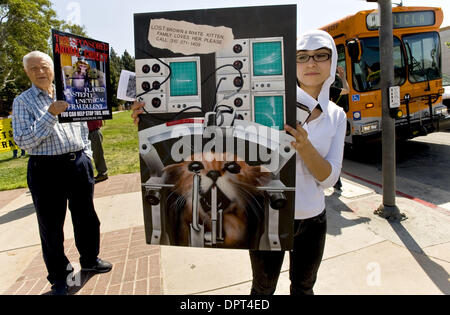 Apr 22, 2009 - Los Angeles, Californie, États-Unis - des manifestants anti-vivisection tenir signe à l'un des deux, l'une des manifestations de la recherche animale pro-recherche, d'autres anti-recherche, qui aura lieu sur le campus de l'Université de Californie à Los Angeles, où les chercheurs utiliser régulièrement les animaux de laboratoire, y compris les primates, dans leur travail. Depuis 2006 il y a eu un certain nombre Banque D'Images