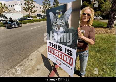 Apr 22, 2009 - Los Angeles, Californie, USA - un anti-vivisection protestataire affiche un signe à l'un des deux, l'une des manifestations de la recherche animale pro-recherche, d'autres anti-recherche, qui aura lieu sur le campus de l'Université de Californie à Los Angeles, où les chercheurs utiliser régulièrement les animaux de laboratoire, y compris les primates, dans leur travail. Depuis 2006 il y a eu Banque D'Images