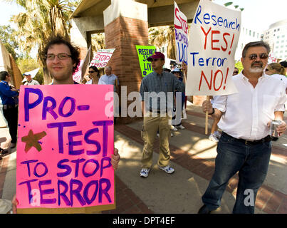 Apr 22, 2009 - Los Angeles, Californie, USA - Pro-l'expérimentation animale, les manifestants tiennent des affiches à l'une des deux manifestations de la recherche animale, l'un pro-recherche, d'autres anti-recherche, qui aura lieu sur le campus de l'Université de Californie à Los Angeles, où les chercheurs utiliser régulièrement les animaux de laboratoire, y compris les primates, dans leur travail. Depuis 2006, il y a être Banque D'Images