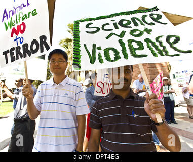 Apr 22, 2009 - Los Angeles, Californie, USA - Pro-l'expérimentation animale, les manifestants tiennent des affiches à l'une des deux manifestations de la recherche animale, l'un pro-recherche, d'autres anti-recherche, qui aura lieu sur le campus de l'Université de Californie à Los Angeles, où les chercheurs utiliser régulièrement les animaux de laboratoire, y compris les primates, dans leur travail. Depuis 2006, il y a être Banque D'Images