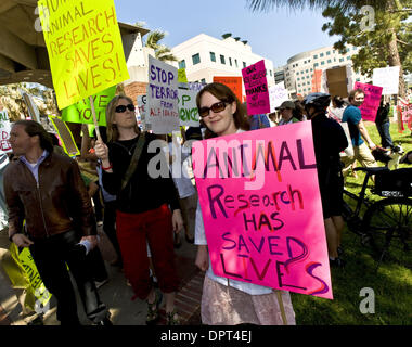 Apr 22, 2009 - Los Angeles, Californie, USA - Pro-l'expérimentation animale, les manifestants tiennent des affiches à l'une des deux manifestations de la recherche animale, l'un pro-recherche, d'autres anti-recherche, qui aura lieu sur le campus de l'Université de Californie à Los Angeles, où les chercheurs utiliser régulièrement les animaux de laboratoire, y compris les primates, dans leur travail. Depuis 2006, il y a être Banque D'Images