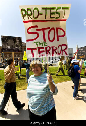 Apr 22, 2009 - Los Angeles, Californie, USA - Pro-l'expérimentation animale, les manifestants tiennent des affiches à l'une des deux manifestations de la recherche animale, l'un pro-recherche, d'autres anti-recherche, qui aura lieu sur le campus de l'Université de Californie à Los Angeles, où les chercheurs utiliser régulièrement les animaux de laboratoire, y compris les primates, dans leur travail. Depuis 2006, il y a être Banque D'Images