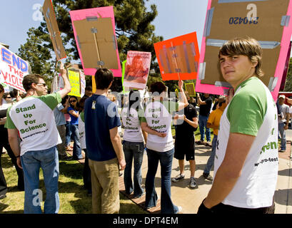 Apr 22, 2009 - Los Angeles, Californie, USA - Pro-l'expérimentation animale, les manifestants tiennent des affiches à l'une des deux manifestations de la recherche animale, l'un pro-recherche, d'autres anti-recherche, qui aura lieu sur le campus de l'Université de Californie à Los Angeles, où les chercheurs utiliser régulièrement les animaux de laboratoire, y compris les primates, dans leur travail. Depuis 2006, il y a être Banque D'Images