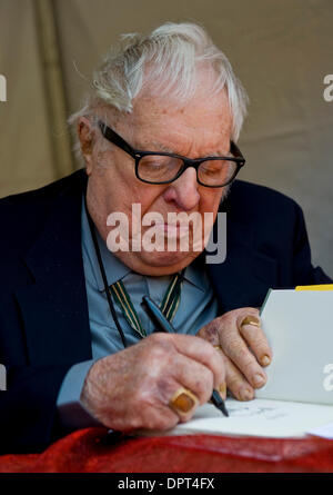 25 avr 2009 - Los Angeles, Californie, USA - Ray Bradbury signe books au Los Angeles Times Festival of books sur le campus de l'Université de Californie à Los Angeles (UCLA). (Crédit Image : © Brian Cahn/ZUMA Press) Banque D'Images