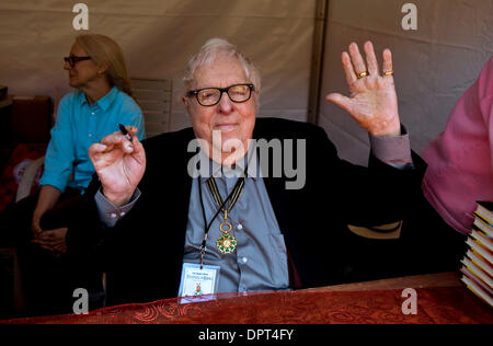 25 avr 2009 - Los Angeles, Californie, USA - Ray Bradbury signe books au Los Angeles Times Festival of books sur le campus de l'Université de Californie à Los Angeles (UCLA). (Crédit Image : © Brian Cahn/ZUMA Press) Banque D'Images