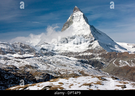 Ou le Mont Cervin Mont Cervin, Alpes, frontière de la Suisse et l'Italie, 4 478 mètres, 14 690 ft en automne, au-dessus de Zermatt Banque D'Images