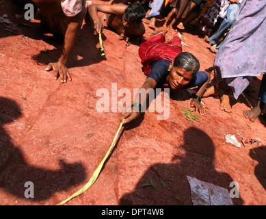 10 octobre 2008 - Inde - Saundatti, Yellamma themslves fidèles jette sur le sol en signe de leur dévotion à la déesse Yellamma Yellamma après le bain au temple. (Crédit Image : Â© Julia Cumes/zReportage.com/ZUMA) Banque D'Images