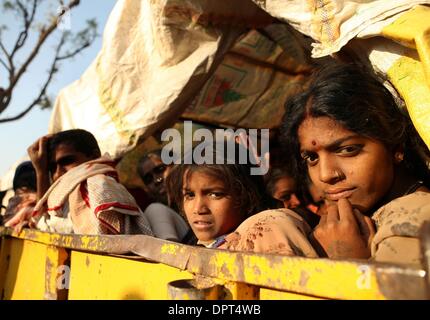 10 octobre 2008 - Saundatti, en Inde, des jeunes filles arrrive avec les membres de leur famille dans une charrette à l'Yellamma Jatre fesival. (Crédit Image : Â© Julia Cumes/zReportage.com/ZUMA) Banque D'Images