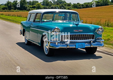 1955 Chevrolet BelAir Nomad conduire sur route en milieu rural Wisconsin USA Banque D'Images