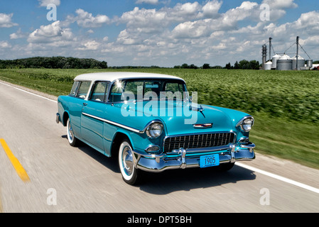 1955 Chevrolet BelAir Nomad conduire sur route en milieu rural Wisconsin USA Banque D'Images