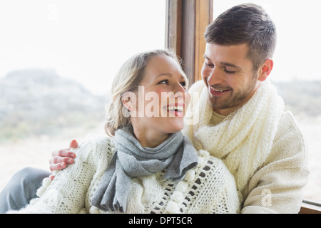 Cheerful young couple in winter clothing Banque D'Images