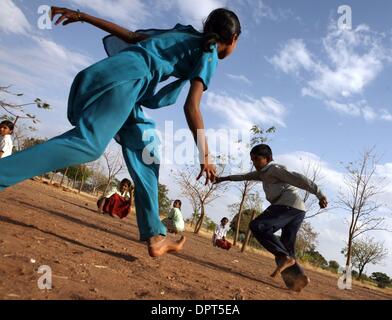 10 octobre 2008 - Saundatti, Inde - Les étudiants jouent un jeu au cours d'une classe d'éducation physique à l'école dans Malabad Vimochana, Inde. (Crédit Image : Â© Julia Cumes/zReportage.com/ZUMA) Banque D'Images