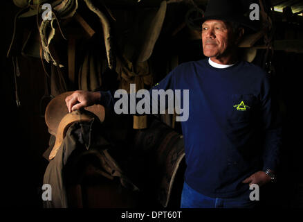 20 févr. 2009 - Waimea, Hawaii, États-Unis - Sonny Keakealani, l'un des plus respectés de cowboys dans la communauté et patriarche de la famille, Keakealani dans sa selle et le cloue à l'abri de sa maison à Waimea, bonjour. Sonny a formé plusieurs jeunes cowboys au fil des ans et tout en maintenant officiellement pris sa retraite de Parker Ranch, fonctionne encore quelques jours par semaine pour un ranch et est souvent appelé par les vieux f Banque D'Images