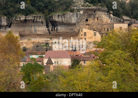 Le village des Eyzies-de-Côle, avec des falaises et grottes. Centre de la vie préhistorique, vallée de la vézère, France. Banque D'Images