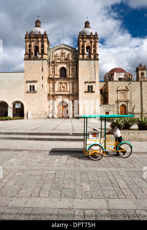 Le vendeur de rue en face de l'église de San Domingo. Oaxaca, Oaxaca. Mexique. Banque D'Images