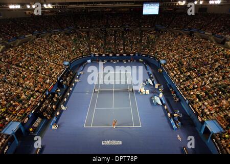 Melbourne, Australie. 16 janvier, 2014. Rafael Nadal l'Espagne (en bas) sert pendant son match du tournoi contre l'Australie Thanasi Kokkinakis sur le quatrième jour du tournoi de tennis Open d'Australie 2014 à Melbourne le 16 janvier 2014. Nadal a gagné 3-0. Credit : Xu Yanyan/Xinhua/Alamy Live News Banque D'Images