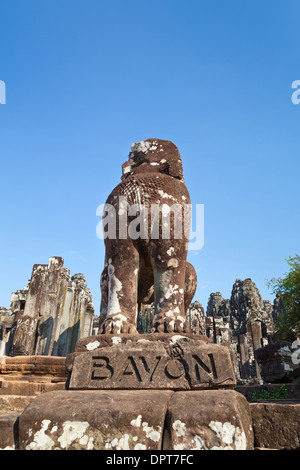 Lion, gardien du temple Bayon, Angkor Thom, au Cambodge Banque D'Images