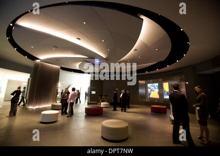 Mar 19, 2009 - Los Angeles, Californie, USA - l'intérieur de l'Annenberg Space for Photography est conçu pour refléter les éléments de l'appareil photo, y compris une sculpture de plafond ressemblant à un obturateur d'appareil photo. L'Annenberg Space for Photography, créé par la Fondation Annenberg au 2000 Avenue of the Stars à Los Angeles sera ouvert au public le 27 mars 2009 après une soirée de gala le Mar Banque D'Images