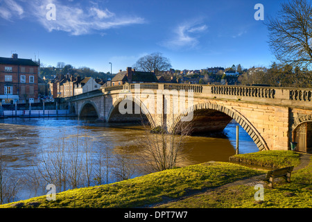 Le vieux pont enjambant la rivière Severn à Bewdley, Worcestershire, Angleterre. Banque D'Images