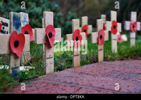 Croix du souvenir en miniature dans un village anglais Banque D'Images