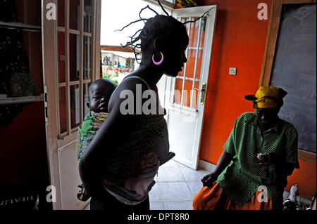 Apr 15, 2009 - Goma, Congo - Santa Mapenzi, 16 ans, a été violée lorsqu'elle avait 14 ans et est devenue enceinte de son fils, Simeni. ''J'étais de retour chez moi, et j'étudiais. J'étais étudiant et à l'entrée de l'école tard dans la nuit quand ils m'ont violée,'' dit-elle, ''J'ai entendu parler de HEAL Africa, et ils m'a dit que je pouvais apprendre à coudre jusqu'à ce que je puisse retourner à l'école. A Nungwi a passé trois mo Banque D'Images