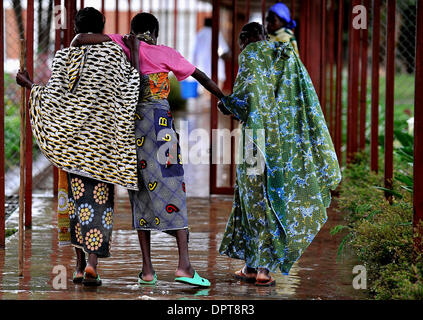 Apr 15, 2009 - Goma, Congo - Les femmes s'aident mutuellement à pied les motifs à l'hôpital de Panzi à Bukavu dans le Sud Kivu, dans l'Est de Congo. L'hôpital a été lancé en 1999 pour aider les victimes de la guerre civile, y compris les centaines de milliers de femmes et filles qui ont été violées par des soldats congolais ou miliciens. Ne charge pas de Panzi pour ses services, et certaines femmes restent Banque D'Images