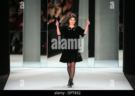 Berlin, Allemagne. 16 janvier, 2014. Designer allemand Dorothee Schumacher accueille le public au cours de l'automne/hiver 2014 montre de la Mercedes-Benz Fashion Week, à Berlin, Allemagne, le 16 janvier 2014. Credit : Zhang Fan/Xinhua/Alamy Live News Banque D'Images